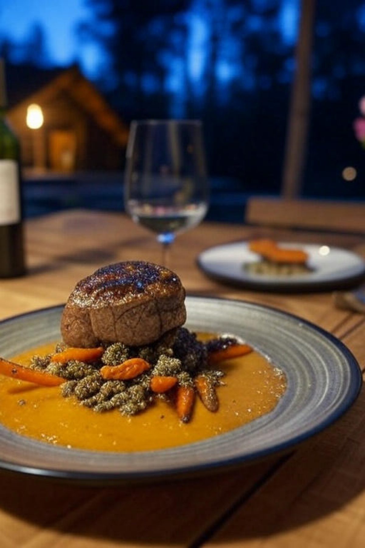 Slika jela 🥩 Filet Mignon sa tartuf pireom i karamelizovanim šargarepama