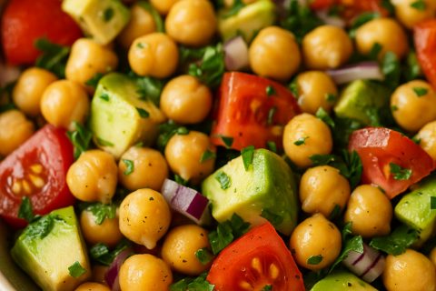 🥗 Proteinska salata sa leblebijama i avokadom – zdrava, sita i gotova za 10 minuta