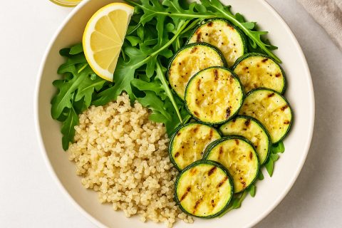 🥗 Salata sa pečenim tikvicama, kinoom i limun-dresingom – lagano, osvežavajuće i zasitno