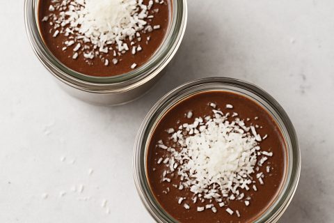 🍌 Posni čokoladni puding sa bananom i kokosom – bez mleka, bez šećera, bez pečenja