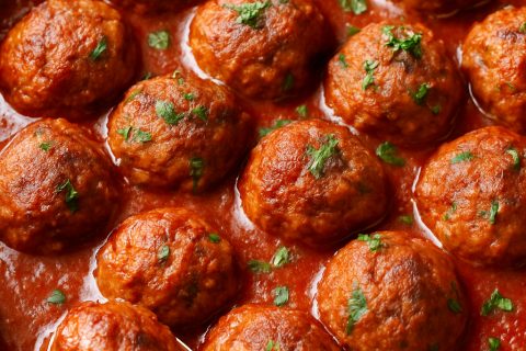 🍖 Ćufte u paradajz sosu sa dimljenom paprikom – domaće, sočne, zalogaj za hleb