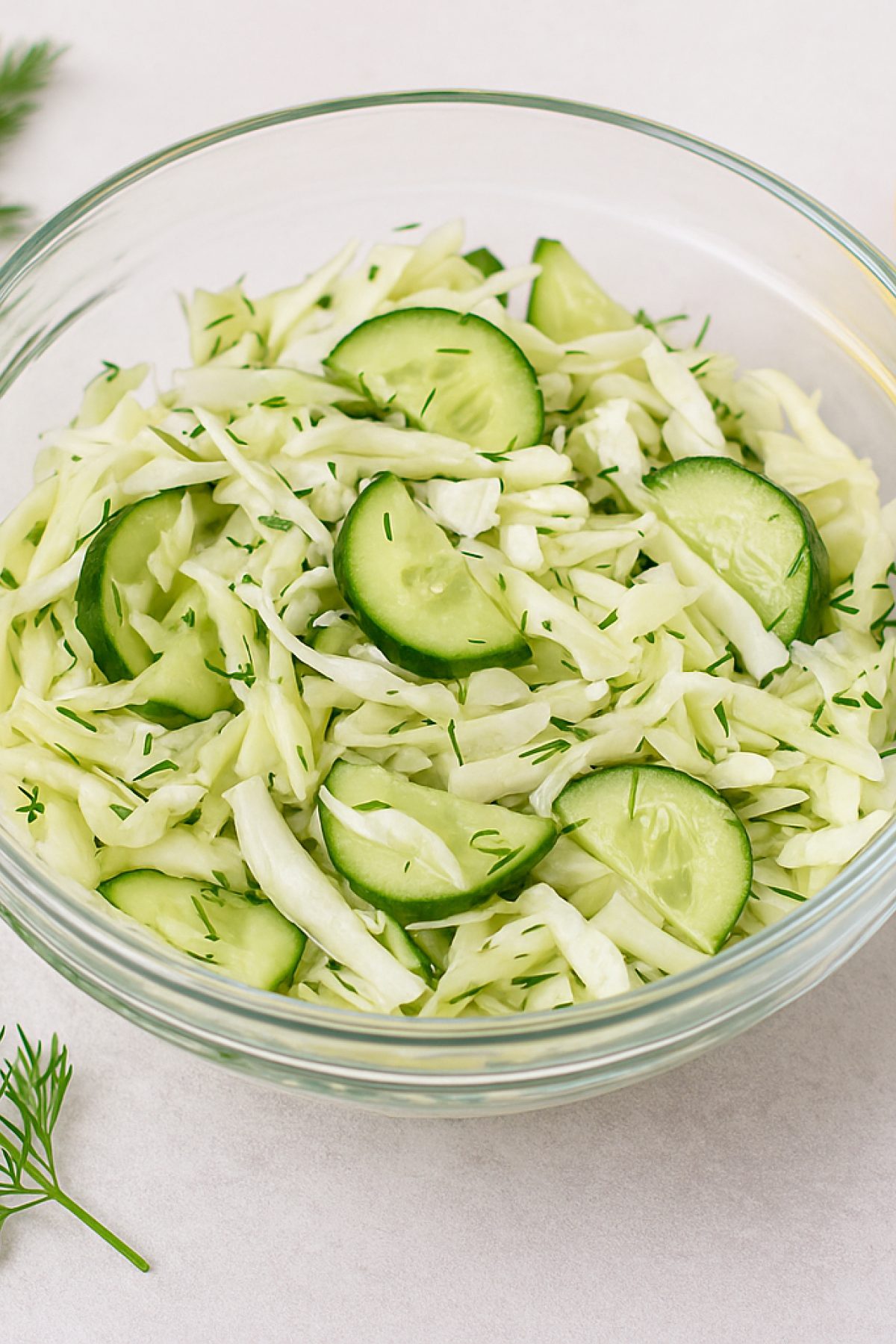 Slika jela 🥬 Hrskava salata sa belim kupusom, krastavcem i koprom – osvežava kao limunada
