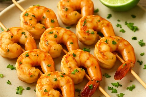 🍤 Letnji ražnjići od škampa sa limetom – morska svežina na tanjiru!