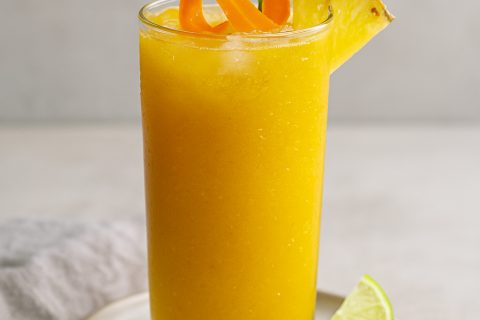 🟡🌿 Zlatni detox: ananas, šargarepa i kurkuma (sa kokos-vodom)