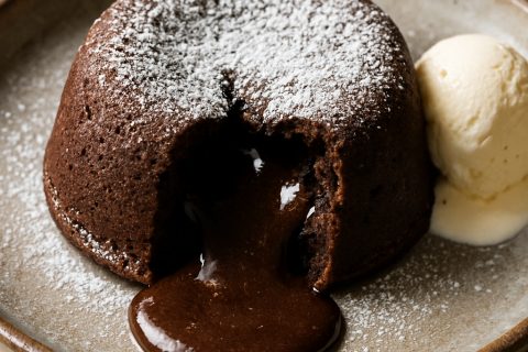 Čokoladni lava kolač – tečna sredina za 20 minuta 🍫🔥