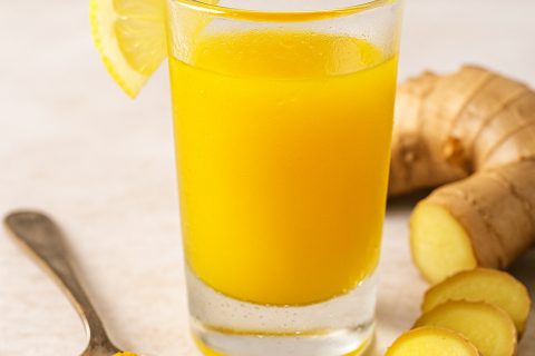 Zlatni detox šot od limuna, đumbira i kurkume – probudi digestiju za 2 minuta ✨🍋