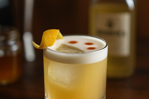 Rakija sour od dunje – baršunast koktel sa medom 🍋🥃