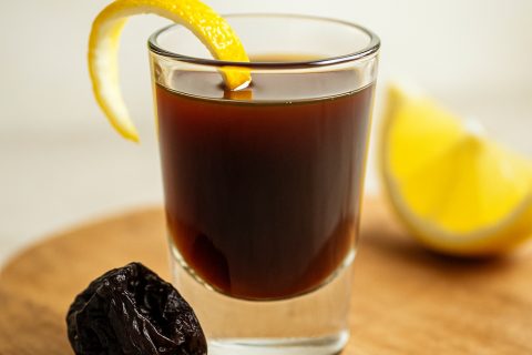 Detox šot od suve šljive i limuna – pokreni creva nežno za 10 min 🍋🫐