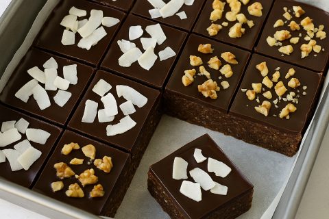 Posne čoko–urme kocke bez pečenja – smesi, utisni, ohladi 🍫🌰