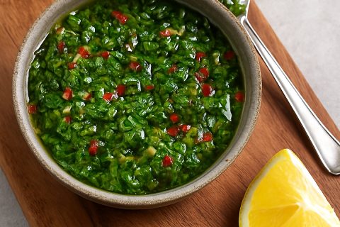 Zeleni chimichurri od peršuna – iseckaj, prelij, odmori 🌿🔥