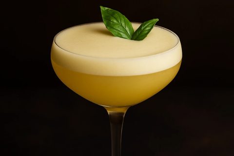 Yuzu & bosiljak gin sour – svilena pena, citrusni udar, herbalni šarm 🍋🌿🥂